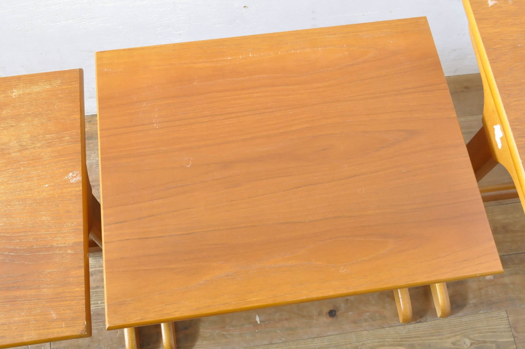 イギリスビンテージ　チーク材　ナチュラルな木の風合いが魅力的なネストテーブル(サイドテーブル、カフェテーブル、コーヒーテーブル、ローテーブル、英国、ヴィンテージ)(R-065658)