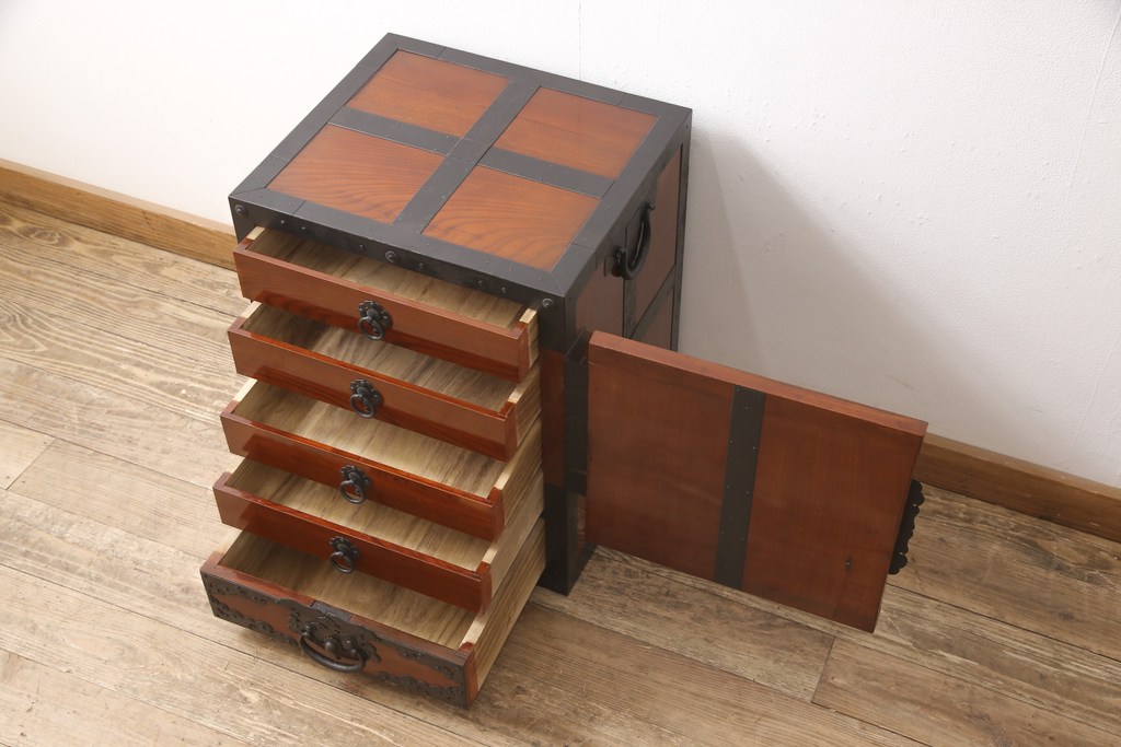 中古　美品　三方ケヤキ材　一際手の込んだ手打ち金具が目を引く佐渡帳場箪笥(定価約110万円)(帳箱、船箪笥、小箪笥、引き出し、小物収納)(R-052861)