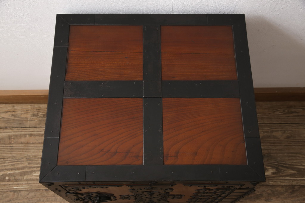 中古　美品　三方ケヤキ材　一際手の込んだ手打ち金具が目を引く佐渡帳場箪笥(定価約110万円)(帳箱、船箪笥、小箪笥、引き出し、小物収納)(R-052861)
