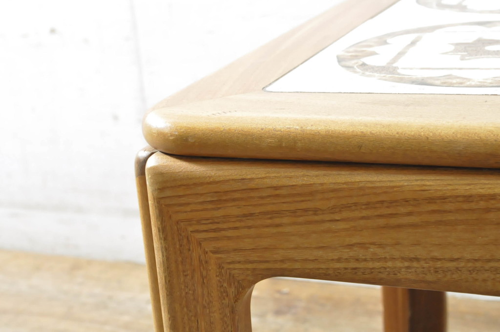 イギリスビンテージ　G-PLAN(ジープラン)　チーク材　花模様が愛らしいタイルトップのローテーブル(サイドテーブル、センターテーブル、コーヒーテーブル、ヴィンテージ、英国、北欧)(R-065663)