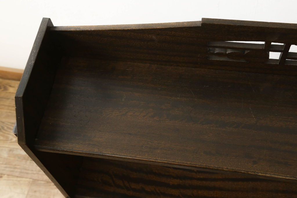 和製アンティーク　クサビ(楔)式　さりげない透かし彫りがアクセントの本棚(飾り棚、シェルフ)(R-056157)