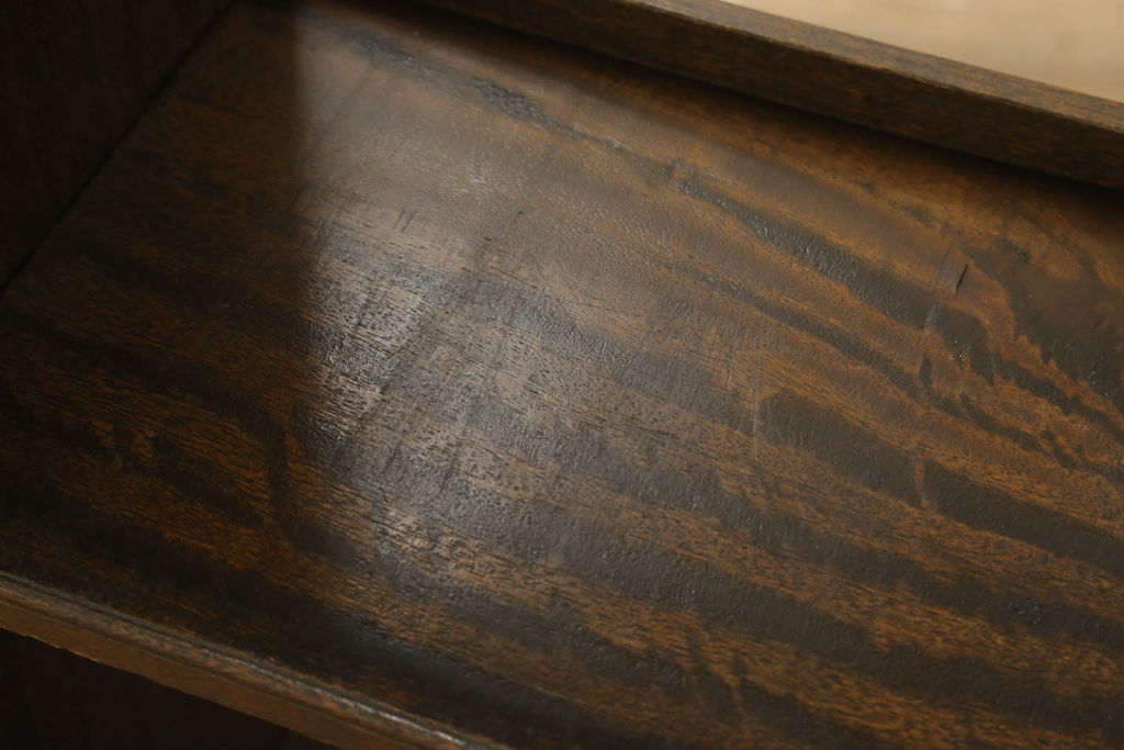 和製アンティーク　クサビ(楔)式　さりげない透かし彫りがアクセントの本棚(飾り棚、シェルフ)(R-056157)