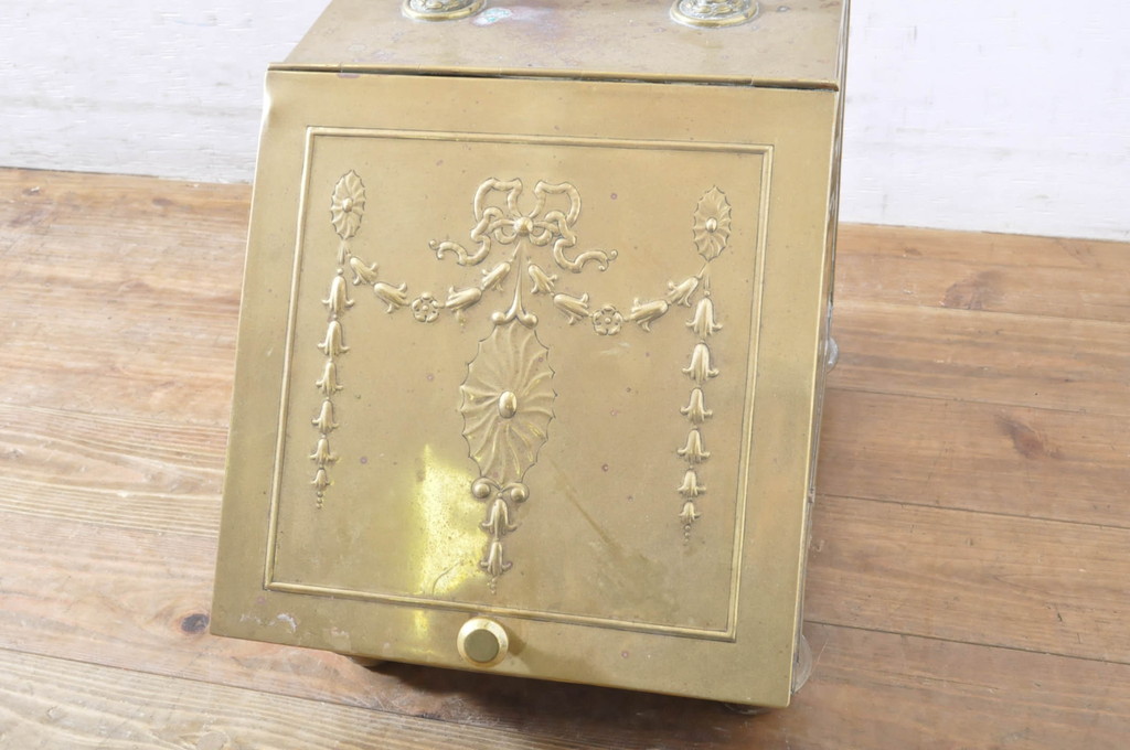 イギリスアンティーク　真鍮(しんちゅう)製　お洒落なインテリアとして楽しめるエレガントなコールボックス(英国、石炭入れ、ディスプレイ雑貨、収納ケース、収納ボックス、ダストボックス、ゴミ箱、くず入れ)(R-065667)