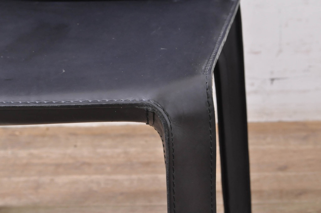 中古　Cassina(カッシーナ)　412　CAB(キャブ)　MARIO BELLINI(マリオベリーニ)　ブラック(黒)　シンプルモダンな空間づくりに活躍するアームレスチェア(ダイニングチェア、椅子、イス)(定価約24万円)(R-079511)