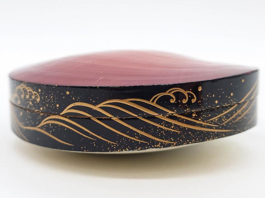 高木玉栄　荒磯　月日貝　上品な蒔絵とデザイン性に心惹かれる香合(シェル、鯛、魚、波紋、香道具、茶道具、蒔絵、木製、漆器、小物入れ、鵬雲斎書付き、共箱付き)(R-079308)