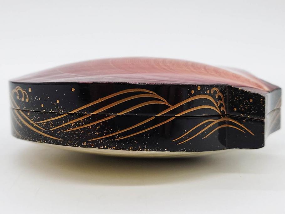 高木玉栄　荒磯　月日貝　上品な蒔絵とデザイン性に心惹かれる香合(シェル、鯛、魚、波紋、香道具、茶道具、蒔絵、木製、漆器、小物入れ、鵬雲斎書付き、共箱付き)(R-079308)