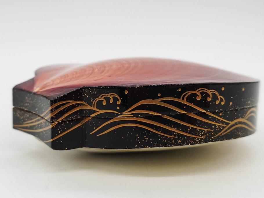高木玉栄　荒磯　月日貝　上品な蒔絵とデザイン性に心惹かれる香合(シェル、鯛、魚、波紋、香道具、茶道具、蒔絵、木製、漆器、小物入れ、鵬雲斎書付き、共箱付き)(R-079308)