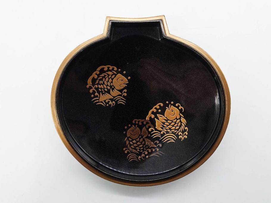 高木玉栄　荒磯　月日貝　上品な蒔絵とデザイン性に心惹かれる香合(シェル、鯛、魚、波紋、香道具、茶道具、蒔絵、木製、漆器、小物入れ、鵬雲斎書付き、共箱付き)(R-079308)