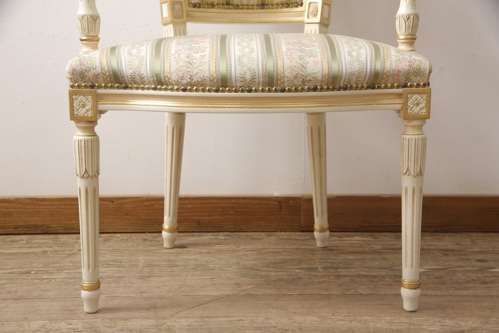 中古　美品　イタリア高級家具　ロココ調　Mario Colciago&Figli(マリオ・コルチャゴ)　品のある佇まいが目を引くアームチェア(ダイニングチェア、椅子)(R-055327)