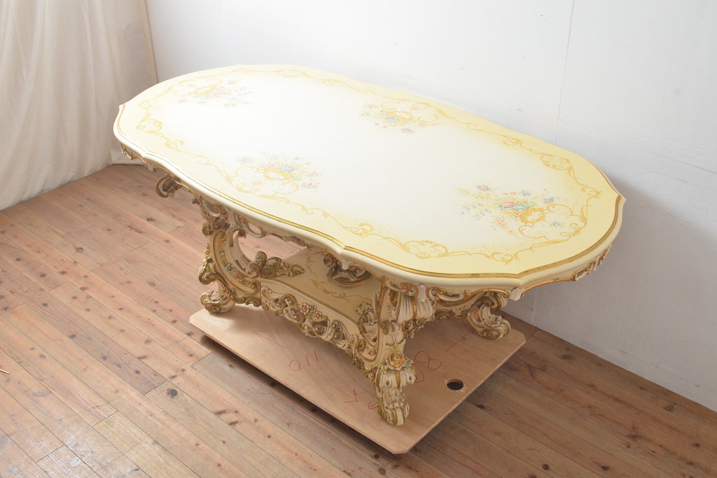 中古　美品　イタリア高級家具　ノバパルク(NOVAPLAK)　 ロココ調のエレガントな彫刻が美しいダイニングテーブル(食卓、4人掛け、四人掛け)(R-055493)