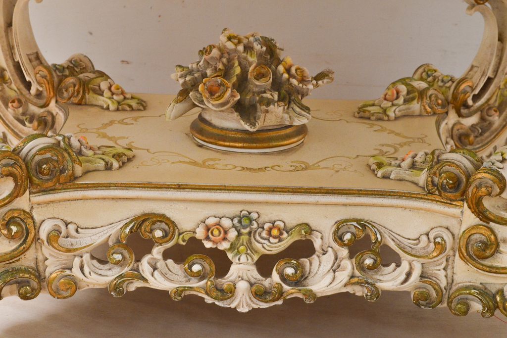 中古　美品　イタリア高級家具　ノバパルク(NOVAPLAK)　 ロココ調のエレガントな彫刻が美しいダイニングテーブル(食卓、4人掛け、四人掛け)(R-055493)