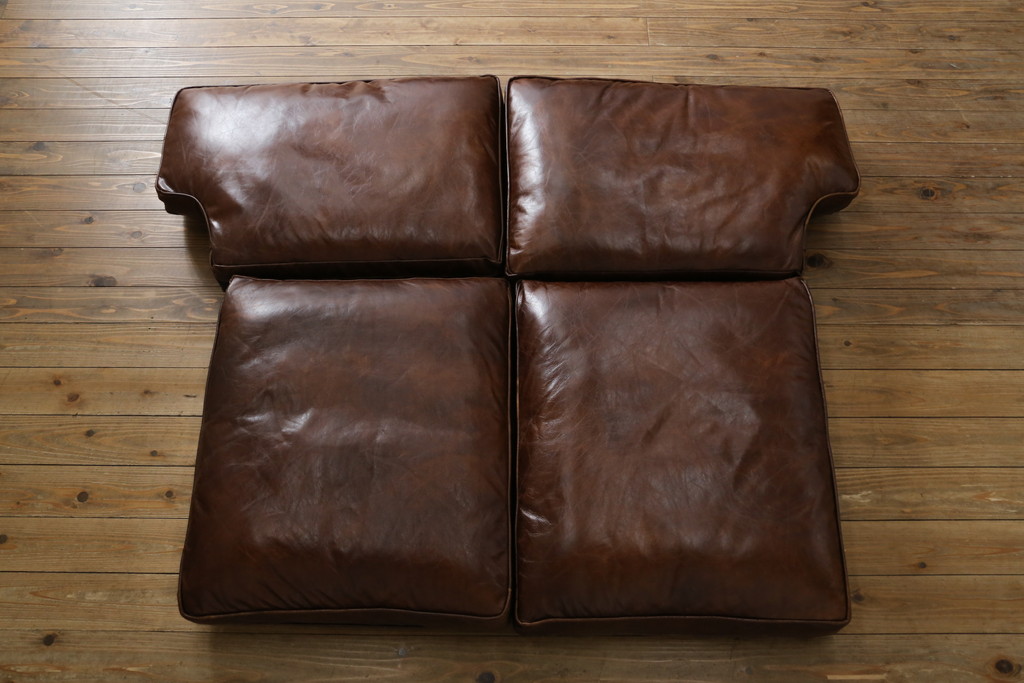 中古　美品　BALMORAL(バルモラル)　HALO(ハロ)　本革(レザー)　鋲打ちデザインとヴィンテージ加工されたボリューム感ある座面が魅力的な2Pソファ(2人掛けソファ、二人掛け、ラブソファ、アームソファ、レザーソファ)(定価約473,000円)(R-068267)
