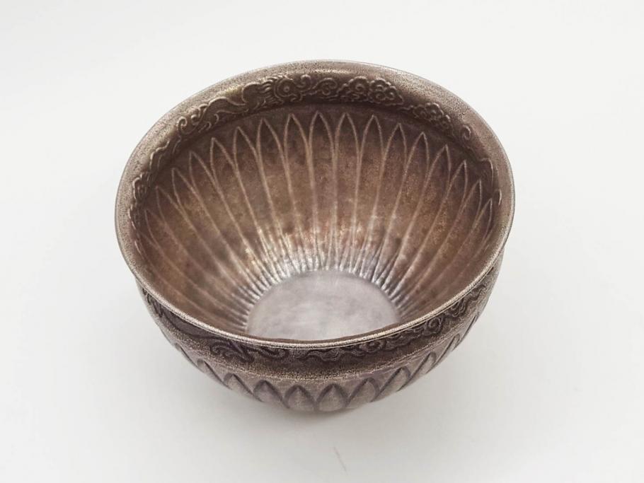 中川浄益　雲龍菊形　純銀　重量 約297g　細かなデザインが上品な建水(シルバー、茶道具、こぼし、水翻、南鐐、菊彫、花押、鵬雲斎書付き、共箱付き)(R-079311)