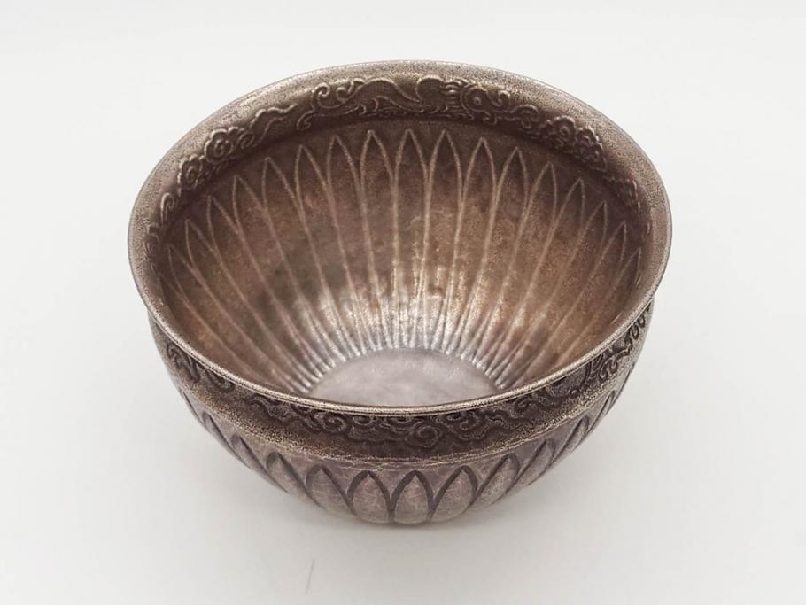 中川浄益　雲龍菊形　純銀　重量 約297g　細かなデザインが上品な建水(シルバー、茶道具、こぼし、水翻、南鐐、菊彫、花押、鵬雲斎書付き、共箱付き)(R-079311)