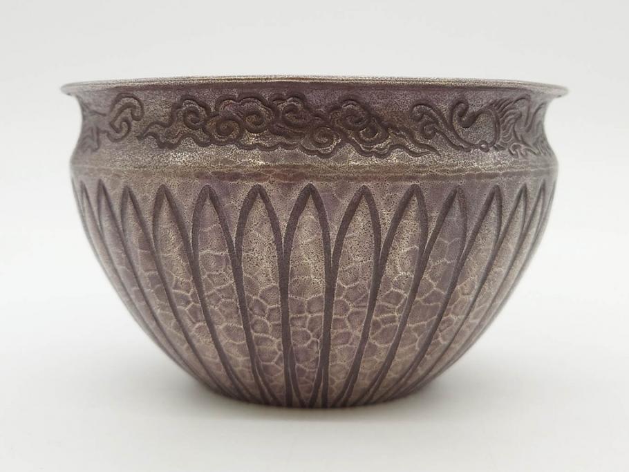中川浄益　雲龍菊形　純銀　重量 約297g　細かなデザインが上品な建水(シルバー、茶道具、こぼし、水翻、南鐐、菊彫、花押、鵬雲斎書付き、共箱付き)(R-079311)