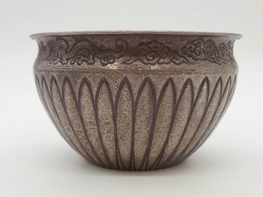 中川浄益　雲龍菊形　純銀　重量 約297g　細かなデザインが上品な建水(シルバー、茶道具、こぼし、水翻、南鐐、菊彫、花押、鵬雲斎書付き、共箱付き)(R-079311)