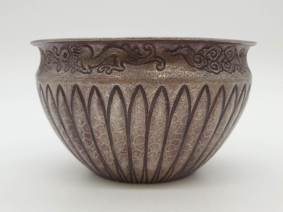 中川浄益　雲龍菊形　純銀　重量 約297g　細かなデザインが上品な建水(シルバー、茶道具、こぼし、水翻、南鐐、菊彫、花押、鵬雲斎書付き、共箱付き)(R-079311)
