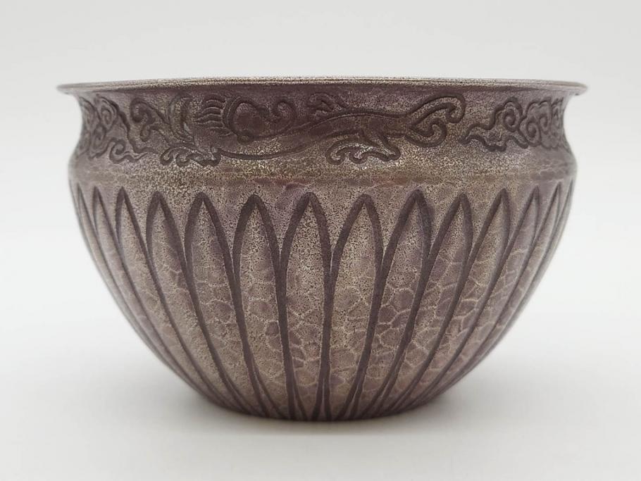 中川浄益　雲龍菊形　純銀　重量 約297g　細かなデザインが上品な建水(シルバー、茶道具、こぼし、水翻、南鐐、菊彫、花押、鵬雲斎書付き、共箱付き)(R-079311)