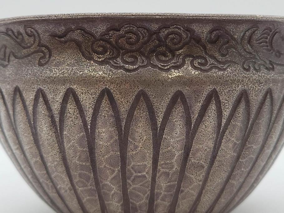中川浄益　雲龍菊形　純銀　重量 約297g　細かなデザインが上品な建水(シルバー、茶道具、こぼし、水翻、南鐐、菊彫、花押、鵬雲斎書付き、共箱付き)(R-079311)