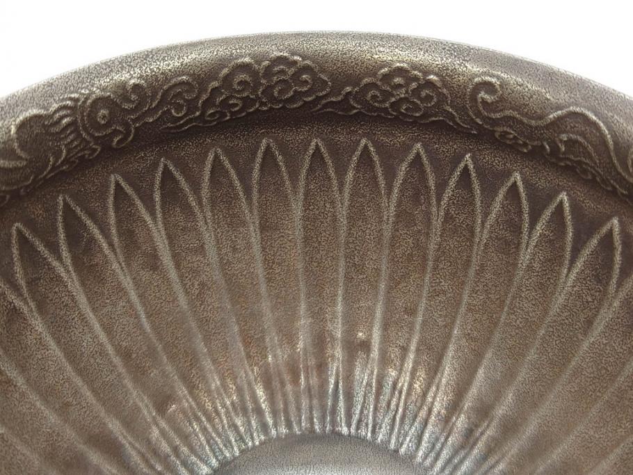 中川浄益　雲龍菊形　純銀　重量 約297g　細かなデザインが上品な建水(シルバー、茶道具、こぼし、水翻、南鐐、菊彫、花押、鵬雲斎書付き、共箱付き)(R-079311)
