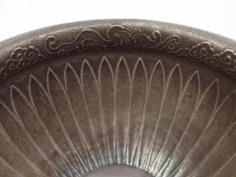 中川浄益　雲龍菊形　純銀　重量 約297g　細かなデザインが上品な建水(シルバー、茶道具、こぼし、水翻、南鐐、菊彫、花押、鵬雲斎書付き、共箱付き)(R-079311)