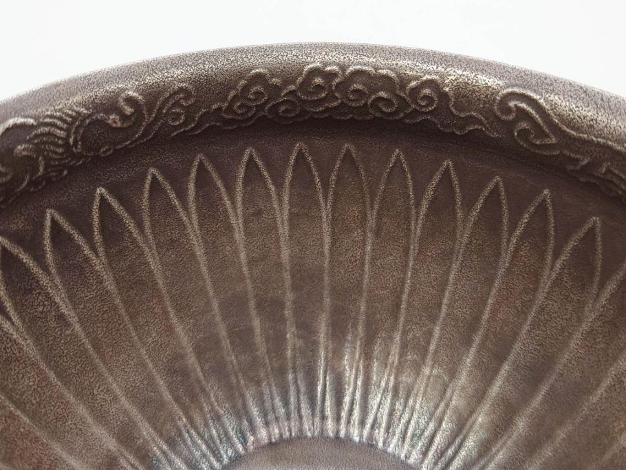 中川浄益　雲龍菊形　純銀　重量 約297g　細かなデザインが上品な建水(シルバー、茶道具、こぼし、水翻、南鐐、菊彫、花押、鵬雲斎書付き、共箱付き)(R-079311)