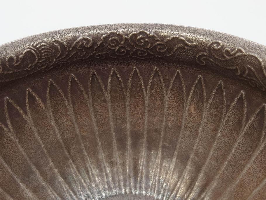中川浄益　雲龍菊形　純銀　重量 約297g　細かなデザインが上品な建水(シルバー、茶道具、こぼし、水翻、南鐐、菊彫、花押、鵬雲斎書付き、共箱付き)(R-079311)