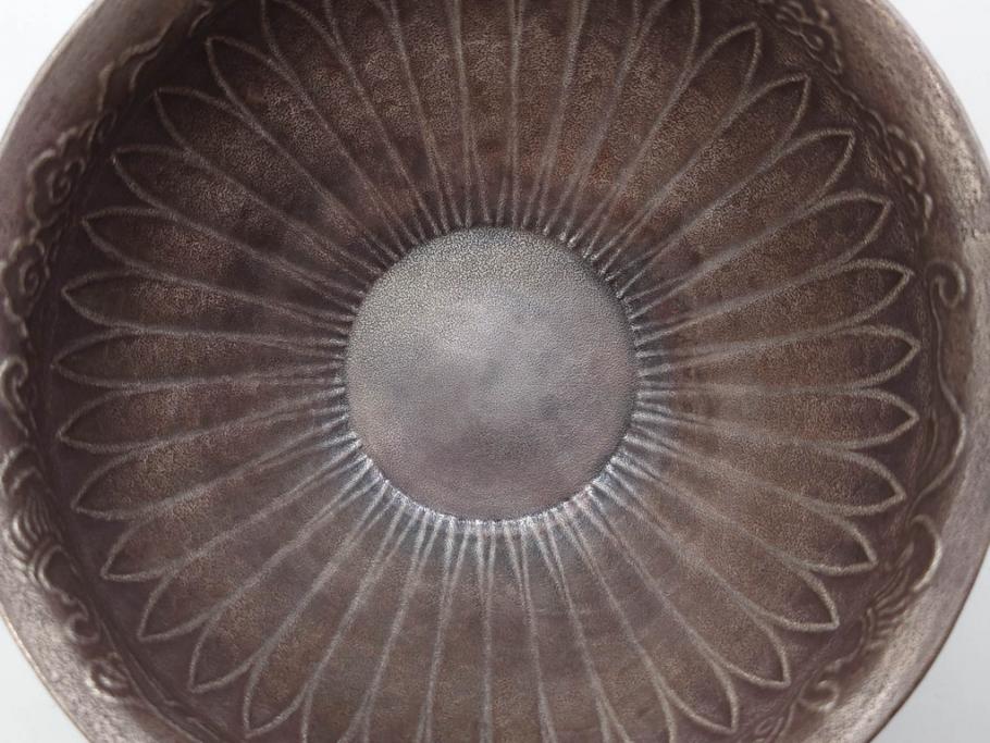 中川浄益　雲龍菊形　純銀　重量 約297g　細かなデザインが上品な建水(シルバー、茶道具、こぼし、水翻、南鐐、菊彫、花押、鵬雲斎書付き、共箱付き)(R-079311)