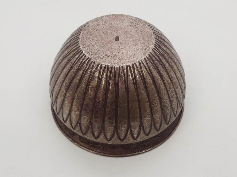 中川浄益　雲龍菊形　純銀　重量 約297g　細かなデザインが上品な建水(シルバー、茶道具、こぼし、水翻、南鐐、菊彫、花押、鵬雲斎書付き、共箱付き)(R-079311)