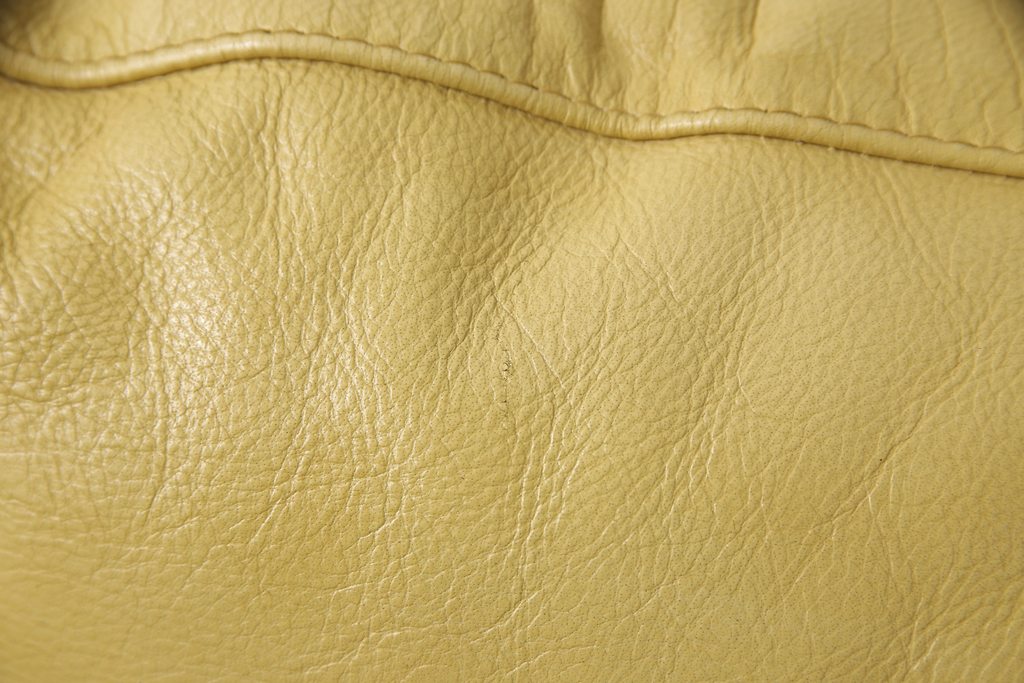 中古　GUCCI(グッチ)　Formitalia(フォルミタリア)　本革　目を惹く存在感で上質な空間づくりを叶えるレザーソファ(二人掛け、アームソファ)(定価約160万円)(R-053186)