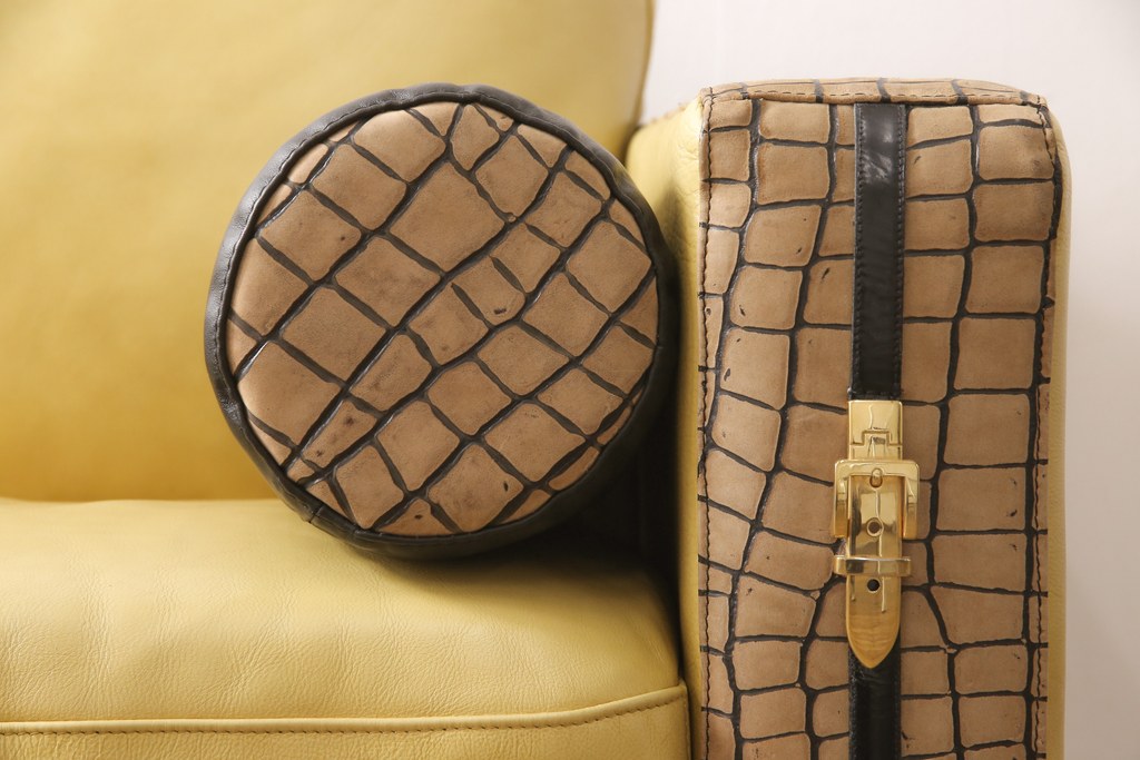 中古　GUCCI(グッチ)　Formitalia(フォルミタリア)　本革　目を惹く存在感で上質な空間づくりを叶えるレザーソファ(二人掛け、アームソファ)(定価約160万円)(R-053186)