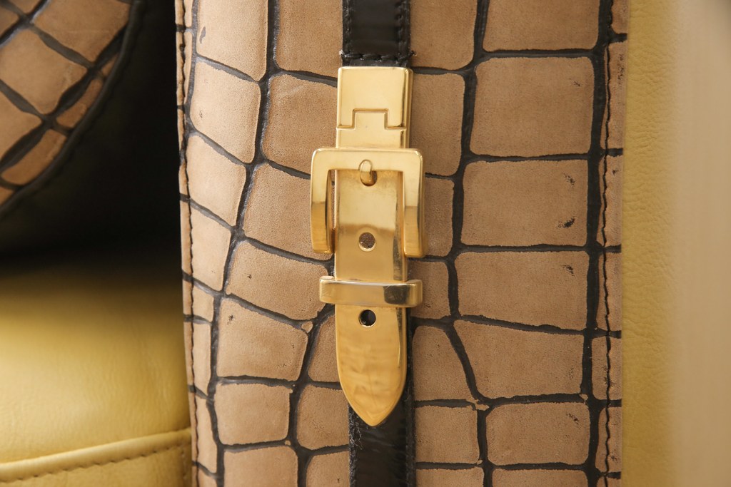 中古　GUCCI(グッチ)　Formitalia(フォルミタリア)　本革　目を惹く存在感で上質な空間づくりを叶えるレザーソファ(二人掛け、アームソファ)(定価約160万円)(R-053186)