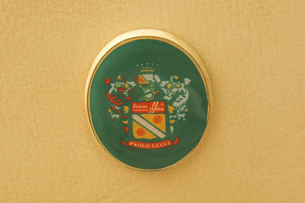 中古　GUCCI(グッチ)　Formitalia(フォルミタリア)　本革　目を惹く存在感で上質な空間づくりを叶えるレザーソファ(三人掛け、アームソファ)(定価約190万円)(R-053185)