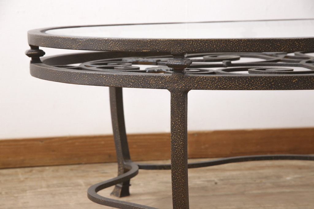 ヨーロッパビンテージ　曲線で描かれた模様がエレガントな金属製テーブル(センターテーブル、ガラス天板付きテーブル、ヴィンテージ)(R-054137)
