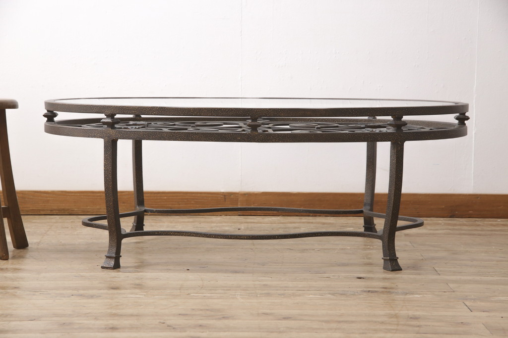 ヨーロッパビンテージ　曲線で描かれた模様がエレガントな金属製テーブル(センターテーブル、ガラス天板付きテーブル、ヴィンテージ)(R-054137)