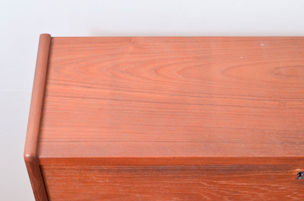 デンマークビンテージ　Vinde Mobelfabrik製　Arne Wahl Iversen(アルネ・ウォール・イヴェルセン)　チーク材のあたたかな色味が魅力的なライティングビューロー(ワークデスク、簿記机、在宅用、在宅ワーク用、収納棚、戸棚、ヴィンテージ、北欧)(R-078042)