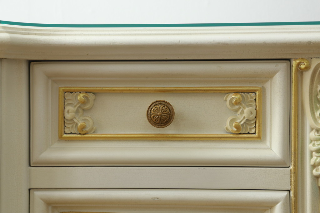 中古　イタリア高級家具　SILIK(シリック)　ロココ調の豪華な装飾が優美なチェスト(サイドキャビネット、サイドボード、戸棚、収納棚)(定価約80万円)(R-067911)