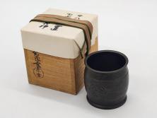 金岡宗幸　砂張(サハリ)　七宝模様がアクセントの重厚感ある蓋置(花押、茶道具、煎茶道具、茶器、鵬雲斎書付き、共布付き、共箱付き)(R-079430)