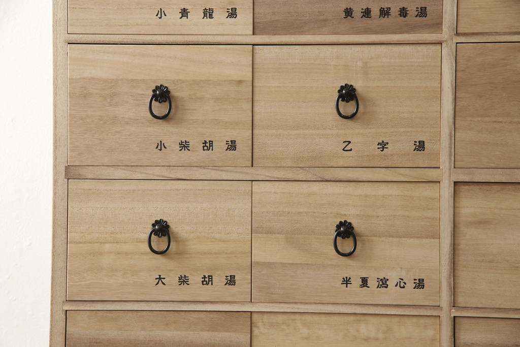 中古　美品　総桐材　引き出し44杯!細かな収納に便利な薬箪笥(小引き出し、小物収納、チェスト、桐箪笥、桐たんす)(R-066101)