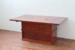 中古　未使用展示品　民芸家具　楡(ニレ)材　2way　ぬくもり感じる鮮やかな木色が素敵な収納付き囲炉裏テーブル(関西火鉢、長火鉢、木製火鉢、2人掛け、4人掛け、ダイニングテーブル、食卓、座卓、ローテーブル、センターテーブル、リビングテーブル)(R-076703)