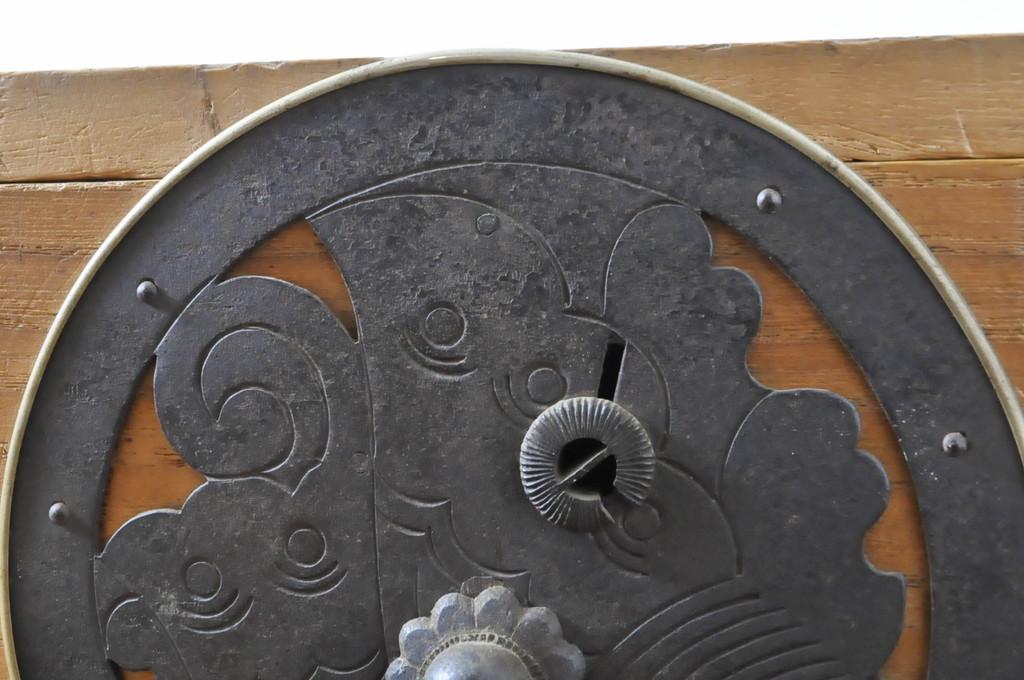 和製アンティーク　前面桐材　歴史を刻んだ趣が魅力的な蝶覆輪金具の二段重ね会津箪笥ローボード(時代箪笥、和たんす、衣装タンス、引き出し、収納箪笥、サイドボード)(R-065112)