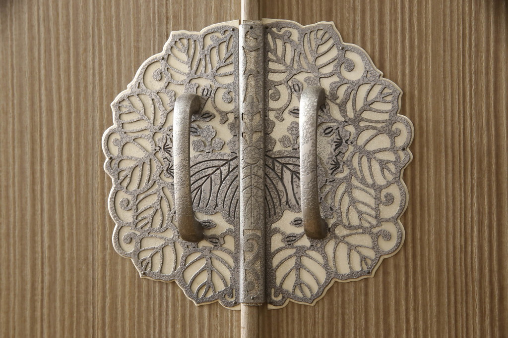 中古　繊細なデザインの金具が洗練された雰囲気を高める加茂総桐箪笥(並厚、総桐たんす、着物箪笥、引き出し、和タンス)(R-066096)