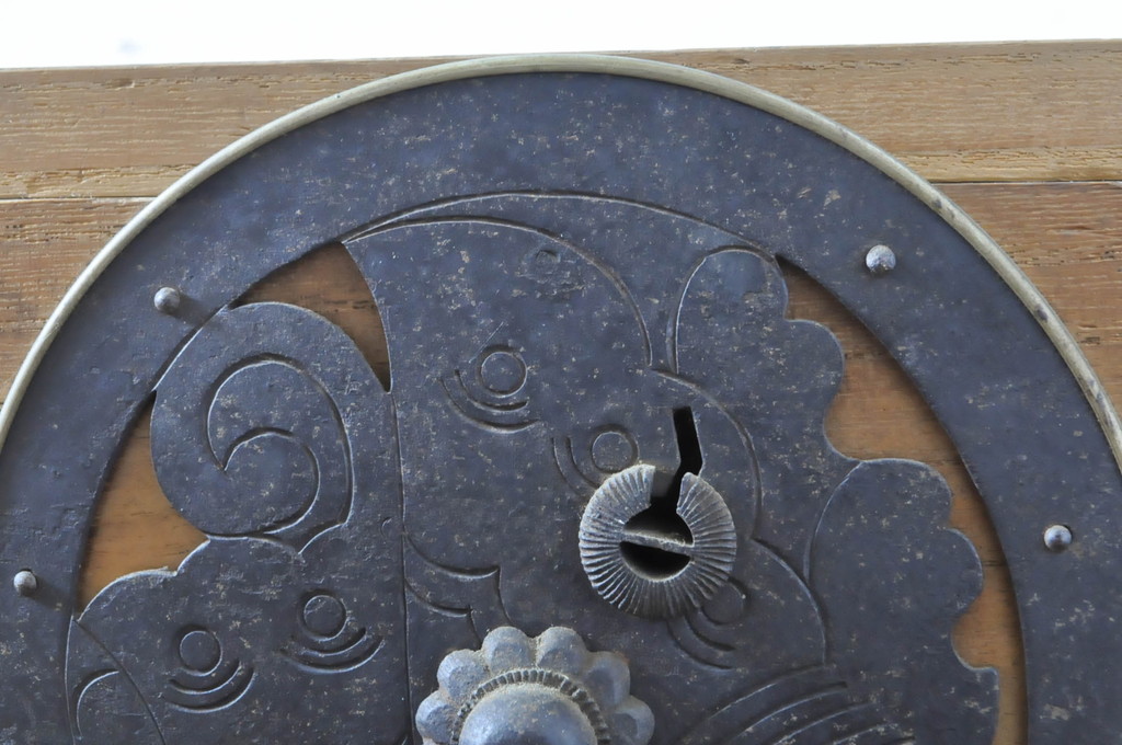 和製アンティーク　前面桐材　歴史を刻んだ趣が魅力的な蝶覆輪金具の二段重ね会津箪笥ローボード(時代箪笥、和たんす、衣装タンス、引き出し、収納箪笥、サイドボード)(R-065114)