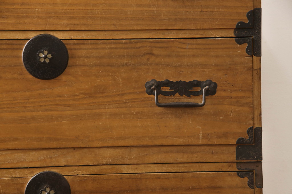 和製アンティーク　前面内部桐材　新潟県　趣のある佇まいが魅力の時代箪笥ローボード(和たんす、衣装タンス、引き出し、収納箪笥)(R-065448)