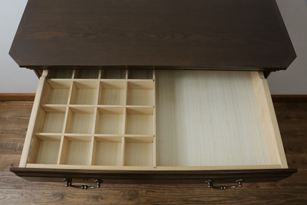 中古　美品!!　カリモク家具(karimoku)　domani(ドマーニ)　QUEENS LIFE(クイーンズライフ)　QPQ304　ヒッコリーブラウン　シックな佇まいで落ち着きのある空間を演出するドロアーチェスト(引き出し、サイドチェスト)(定価約37万4千円)(R-076414)