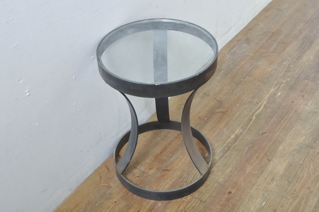 中古　COMPLEX UNIVERSAL FURNITURE SUPPLY(コンプレックス・ユニバーサル・ファニチャー・サプライ)　洗練されたモダンデザインのスカルプチャーサイドテーブル(ガラステーブル、カフェテーブル、コーヒーテーブル、丸テーブル、ラウンドテーブル、花台、飾り台)(定価約13万円)(R-077989)