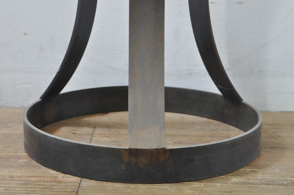 中古　COMPLEX UNIVERSAL FURNITURE SUPPLY(コンプレックス・ユニバーサル・ファニチャー・サプライ)　洗練されたモダンデザインのスカルプチャーサイドテーブル(ガラステーブル、カフェテーブル、コーヒーテーブル、丸テーブル、ラウンドテーブル、花台、飾り台)(定価約13万円)(R-077989)