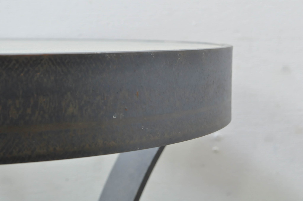 中古　COMPLEX UNIVERSAL FURNITURE SUPPLY(コンプレックス・ユニバーサル・ファニチャー・サプライ)　洗練されたモダンデザインのスカルプチャーサイドテーブル(ガラステーブル、カフェテーブル、コーヒーテーブル、丸テーブル、ラウンドテーブル、花台、飾り台)(定価約13万円)(R-077989)