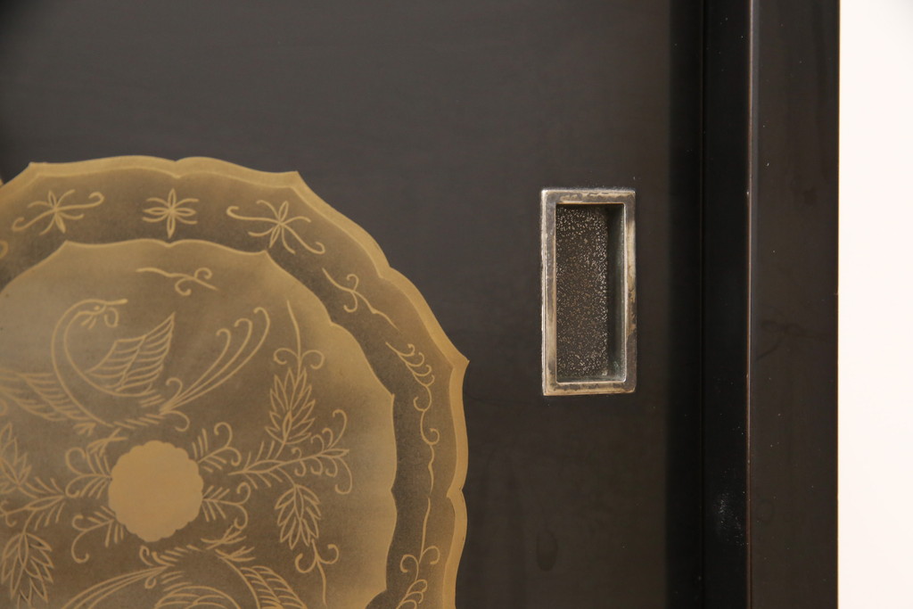 中古　民芸家具　輪島塗り　繊細な絵柄が上品な飾り棚(茶棚、戸棚、収納棚)(R-052151)