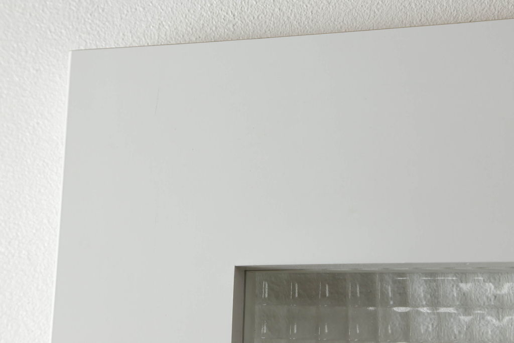ドアを窓付ドアにリメイク!既存の小さな丸窓は穴埋めし、上部にチェッカーガラスをはめ込み明り取りを制作。